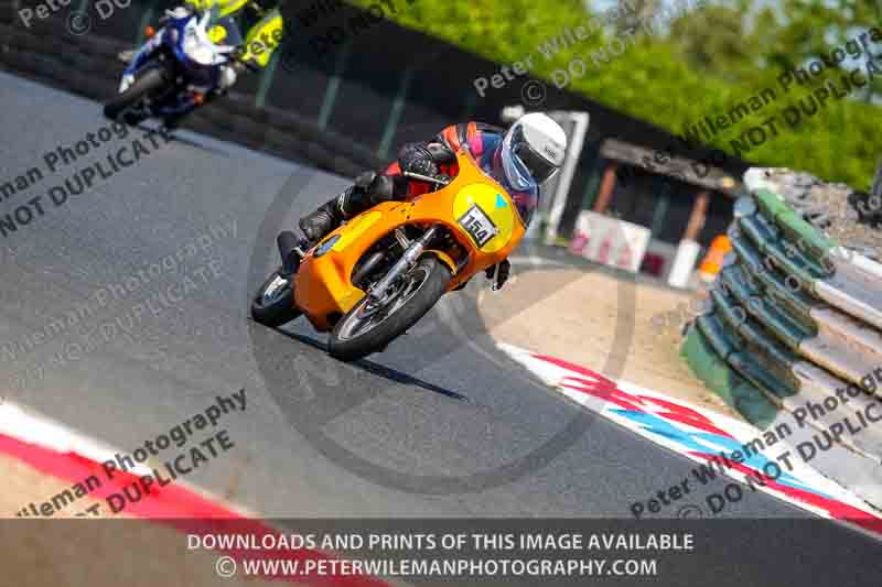 Vintage motorcycle club;eventdigitalimages;mallory park;mallory park trackday photographs;no limits trackdays;peter wileman photography;trackday digital images;trackday photos;vmcc festival 1000 bikes photographs